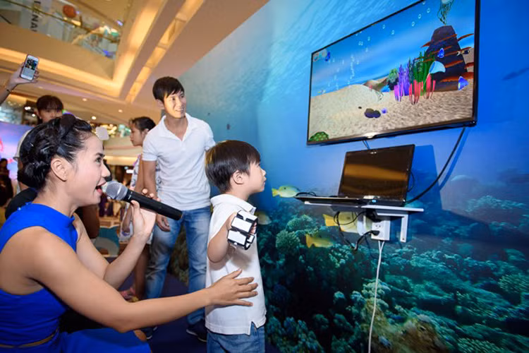 Rio cũng mải mê tham gia các trò chơi. Tại sự kiện, Lý Hải để vợ nghỉ ngơi, một mình anh chăm sóc 2 con. 