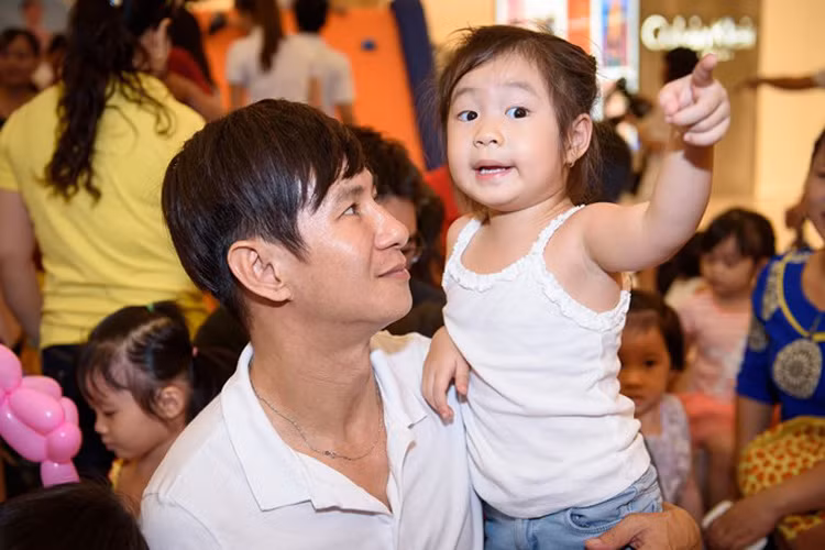 Bé Cherry nhà Lý Hải - Minh Hà hiếu động và tinh nghịch không kém cậu cả Rio. Cô bé có nhiều nét giống bố và cũng thường quấn quýt với Lý Hải nhất. 