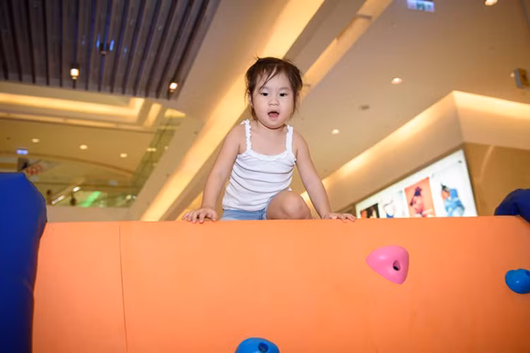 Cherry mạnh dạn khám phá các trò chơi trong ngày hội. Minh Hà tiết lộ cô tôn trọng sở thích và cá tính của con nên hướng Cherry theo phong cách năng động. 