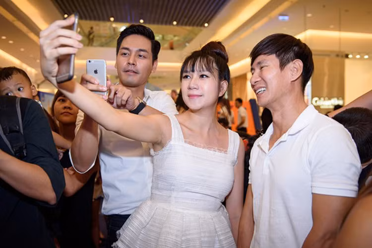 Trong khi đó, Lý Hải vẫn cân bằng việc chạy show và đóng phim. Giọng ca Trọn đời bên em cho biết anh để Minh Hà quyết định trong việc nuôi con vì tin tưởng tài tháo vát của bà xã. 