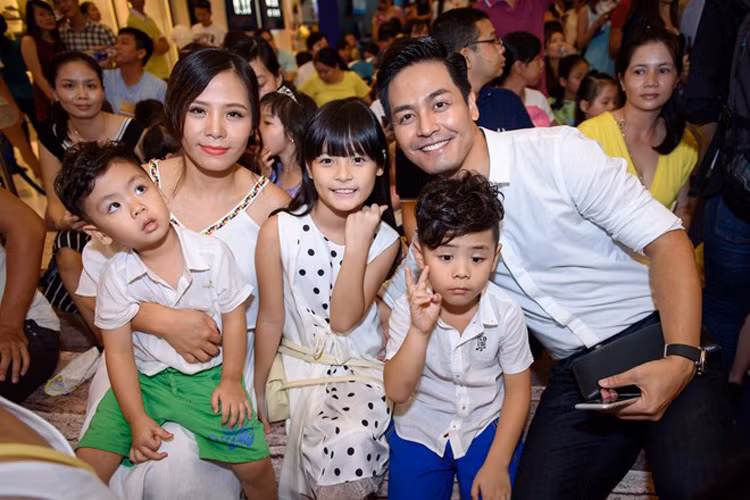 Gia đình Phan Anh cũng góp mặt tại ngày hội. MC điển trai của Vietnam Idol đưa vợ và 3 con vào Sài Gòn nhân dịp nghỉ hè. Cô gái lớn Bảo Anh từng xuất hiện với bố trong chương trình Bố ơi, mình đi đâu thế?. 