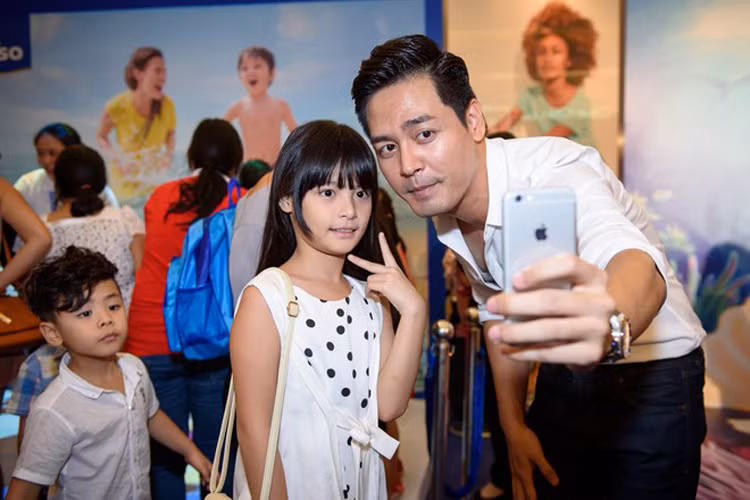 Hai cu cậu Bảo Minh và Nhật Minh cũng đáng yêu không kém. Phan Anh chia sẻ anh thường đưa con ra ngoài khám phá và đó cũng là dịp để gần gũi với con cái. 