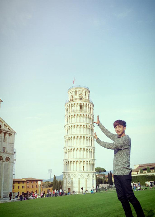 Hình ảnh Hồ Quang Hiếu bên tháp nghiêng Pisa trong chuyến du lịch Italy.