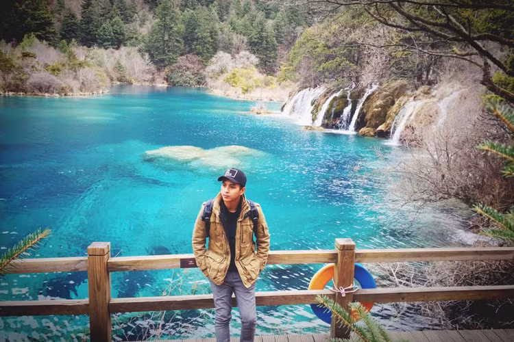 Mỗi khi đặt chân đến một vùng đất mới, Hồ Quang Hiếu ghi lại hình ảnh của mình cùng thiên nhiên và con người bản địa.