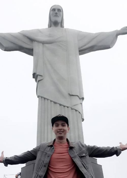 Nam ca sĩ hào hứng tạo dáng trước Tượng chúa cứu thế ở thành phố Rio de Janeiro, Brazil.