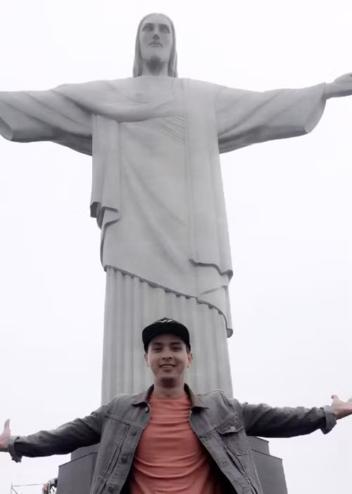 Nam ca sĩ hào hứng tạo dáng trước Tượng chúa cứu thế ở thành phố Rio de Janeiro, Brazil.