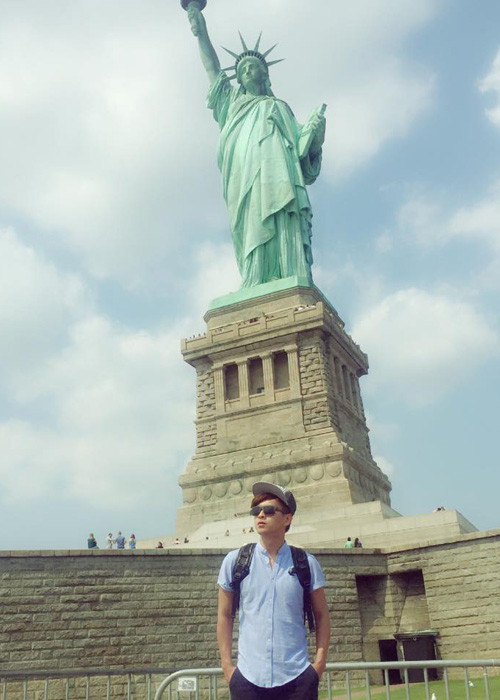 Nam ca sĩ lưu lại kỷ niệm bên tượng Nữ thần Tự do ở Mỹ.