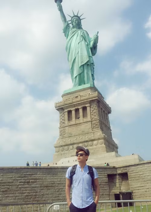 Nam ca sĩ lưu lại kỷ niệm bên tượng Nữ thần Tự do ở Mỹ.