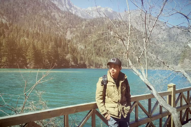 Nam ca sĩ không chỉ khám phá các cảnh quan thiên nhiên tuyệt đẹp mà còn tìm hiểu về văn hóa của người dân bản địa và lịch sử nơi đây.