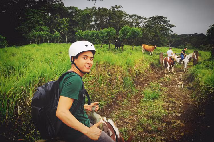 Hồ Quang Hiếu thử cảm giác ngồi trên lưng ngựa ngắm cảnh thiên nhiên ở Costa Rica.