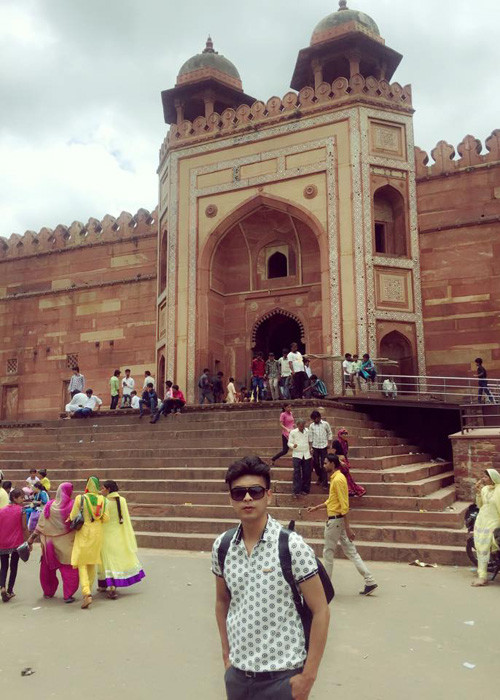 Nam ca sĩ 8x cũng có khá nhiều trải nghiệm ở đất nước Ấn Độ. Khi đặt chân đến nơi này, anh ấn tượng với trang phục của người phụ nữ Ấn Độ.