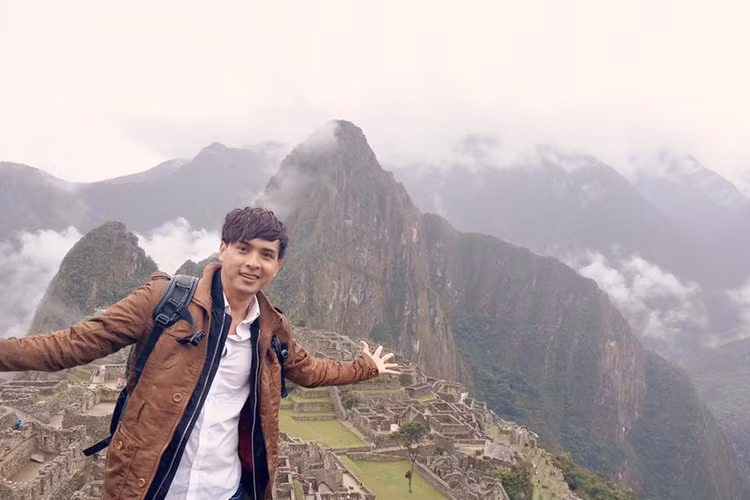 Mới đây, trên trang cá nhân, Hồ Quang Hiếu đã chia sẻ hình ảnh khám phá thành phố cổ đại Machu Picchu (Peru). Tuy nhiên, đây chỉ là một trong số rất nhiều chuyến du lịch nước ngoài của chủ nhân bản hit “Con bướm xuân”.