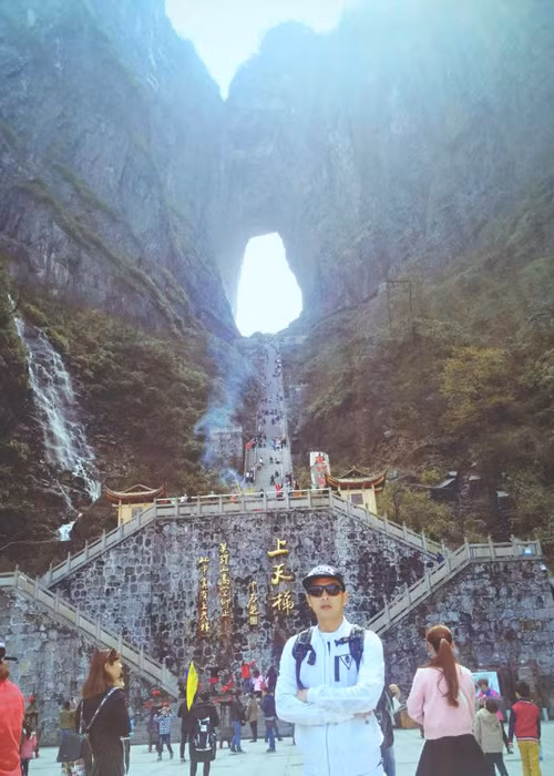 Trong các chuyến du lịch nước ngoài, nam ca sĩ thường đi cùng bạn bè.