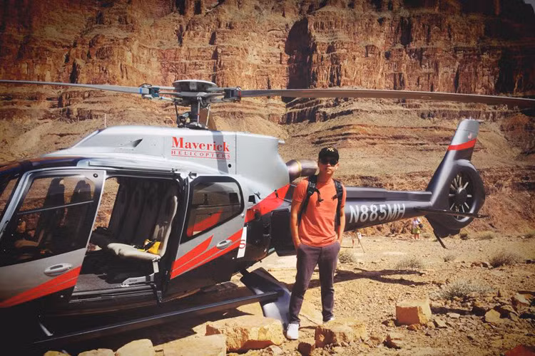 Nam ca sĩ từng thuê trực thăng để khám phá sa mạc. Nơi đây chính là bối cảnh của bom tấn Transformers 4.