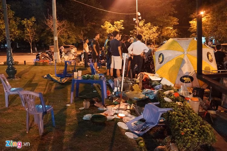 Tại hiện trường, xe Lexus vỡ nhiều bộ phận phần đầu. Năm xe máy bị hư hỏng nặng, trong đó có 2 chiếc nát vụn. Đồ hàng quán nước gồm máy xay nước mía, bàn ghế, ca, ly nước, ô dù... đổ nát, vương vãi.