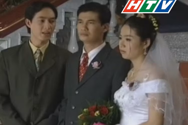 Tiết Cương (giữa) đóng vai luật sư thủ đoạn tên Trọng. Nhân vật này yêu Thuần (Lê Khánh) nhưng bị gia đình phản đối. 