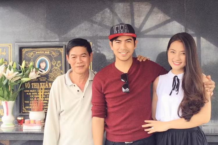 Tháng 5 vừa qua, nam diễn viên đã đưa Ngọc Lan về thăm gia đình. Anh còn dẫn bạn gái đi viếng mộ người mẹ quá cố của mình.