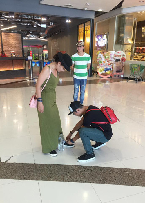 Nam diễn viên cũng không ngần ngại ngồi xuống chỉnh lại giầy của Ngọc Lan. Những hành động nhỏ của Thanh Bình dành cho bạn gái khiến nhiều người “ghen tị” với Ngọc Lan.