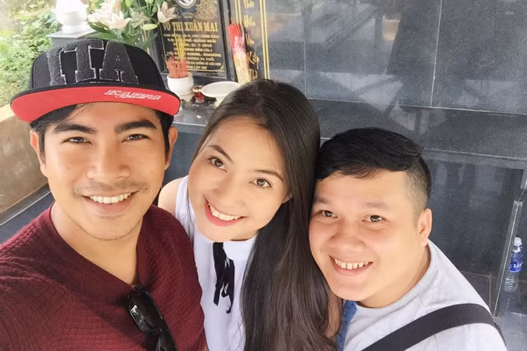 Thanh Bình xúc động viết về chuyến về thăm quê nhà cùng bạn gái: "Về thăm ba mẹ, chỉ có ba đón... Nhưng con tin là mẹ sẽ rất vui vì sự kiện này".