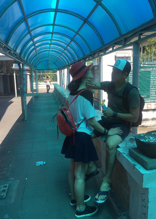 Thanh Bình ân cần thoa kem chống nắng giúp cô bạn gái xinh đẹp.