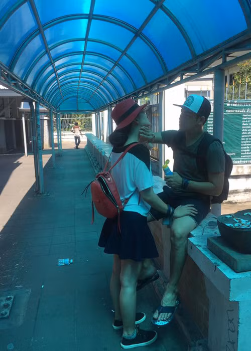 Thanh Bình ân cần thoa kem chống nắng giúp cô bạn gái xinh đẹp.