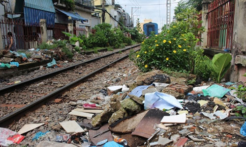 Lanh nguoi dan be rao chan duong ray tau hoa de do rac, trong rau-Hinh-10