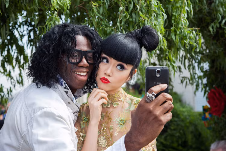 Tại show thời trang, Jessica Minh Anh hội ngộ chuyên gia thời trang Miss J (J.Alexander) - người từng làm việc nhiều năm với siêu mẫu Tyra Bank trong American Next Top Model.