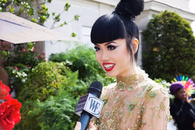 Jessica Minh Anh và Miss J. từng gặp gỡ tại tuần lễ thời trang New York khi cô tổ chức show diễn ấn tượng tại tòa tháp One World Trade Center.