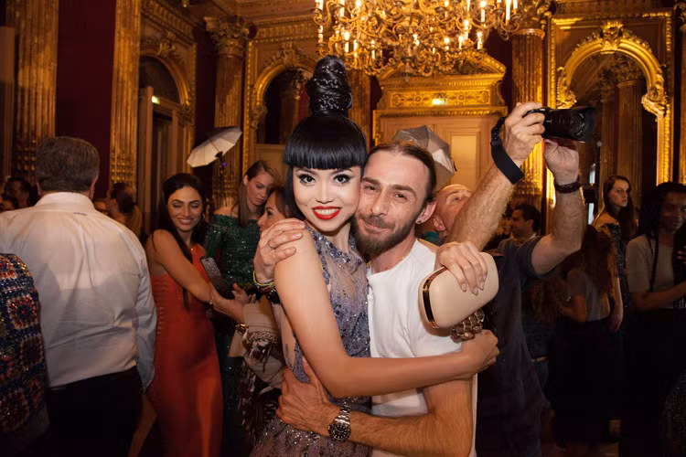 Nữ người mẫu có mối quan hệ thân thiết không chỉ với các nhà thiết kế mà cả đội ngũ hậu trường và các người mẫu.