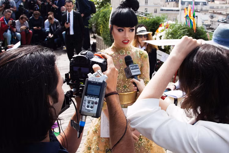 Siêu mẫu sinh năm 1983 liên tục được báo chí phỏng vấn về xu hướng thời trang năm nay.