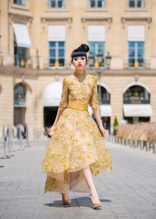 Cách đây không lâu, Jessica Minh Anh gây ấn tượng với show thời trang trên dòng sông Seine, Pháp.