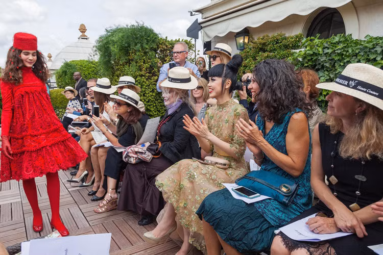  Siêu mẫu Jessica Minh Anh (thứ ba từ phải sang) vừa đến xem show diễn của nhà thiết kế người Pháp nổi tiếng Franck Sorbier nằm trong khuôn khổ Tuần lễ thời trang Paris.