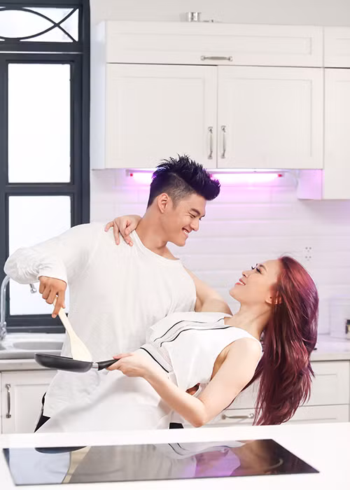 Những hoạt động bình thường như cùng nấu ăn, đánh răng, xem phim, đọc báo…cũng đều được Mỹ Tâm thể hiện bằng vũ đạo. 