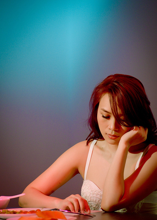 Trong MV “Cuộc tình không may”, Mỹ Tâm nhuộm màu tóc tím để thể hiện tình yêu thủy chung. 