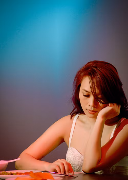 Trong MV “Cuộc tình không may”, Mỹ Tâm nhuộm màu tóc tím để thể hiện tình yêu thủy chung. 