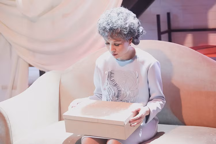 Trong MV có cảnh Mỹ Tâm hóa thành bà lão già nua trở về ngôi nhà cũ ghi dấu kỷ niệm với mối tình “không may đổi thay” của mình. 