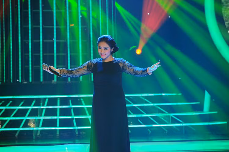 Sau tiết mục hóa thân Lam Trường bị chê, Hòa Minzy “lột xác” với phần đóng giả NSND Thanh Hoa qua ca khúc "Tàu anh qua núi".