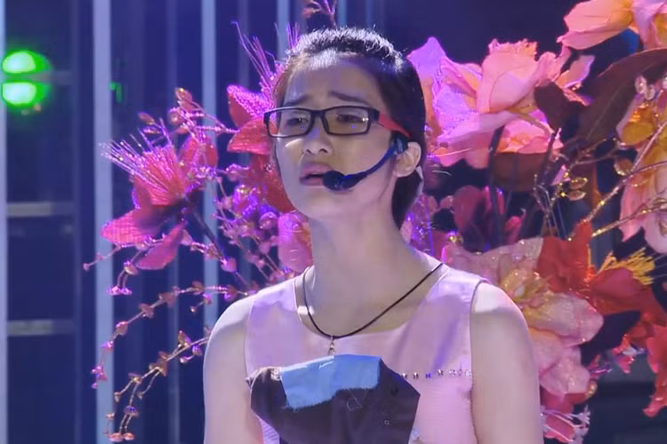 Trong đêm thi xác định top 4 bước vào chung kết Gương mặt thân quen 2016, Hòa Minzy thể hiện lại hình ảnh Phương Mỹ Chi. Do khác biệt vùng miền, giọng của cô không giống bản gốc. Với tổng số điểm thấp nhất sau 12 đêm thi, Hòa Minzy bị loại.