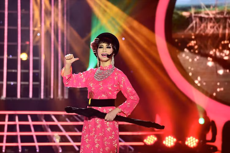 Tuy nhiên, sau 2 tuần gây thất vọng, Hòa Minzy thành công trong việc thể hiện lại hình ảnh nghệ sĩ Xuân Lan trong tiết mục “Bên cầu dệt lụa”.