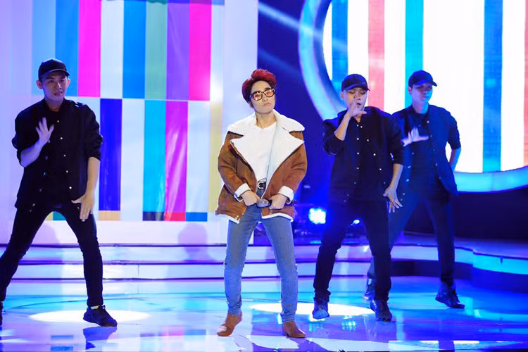 Bắt chước Sơn Tùng MTP qua bản hit “Buông đôi tay nhau ra” ở đêm thi thứ 7, Hòa Minzy được khen hóa trang và phong cách trình diễn giống bản gốc.