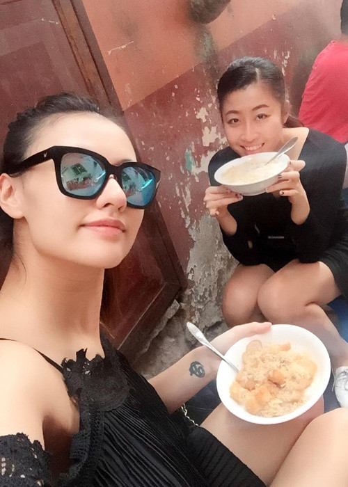 Trên trang cá nhân, người mẫu gốc Hà thành vẫn thường xuyên cập nhật hình ảnh đời thường và tình hình bầu bí của mình đến người hâm mộ.