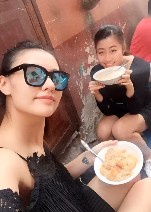 Trên trang cá nhân, người mẫu gốc Hà thành vẫn thường xuyên cập nhật hình ảnh đời thường và tình hình bầu bí của mình đến người hâm mộ.