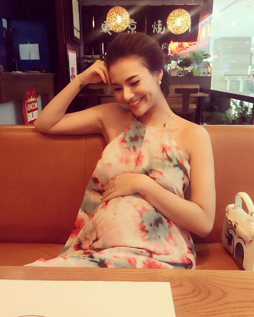 Dù khá cởi mở chia sẻ tình hình bầu bí nhưng Hồng Quế kín tiếng về bạn trai, khiến người hâm mộ rất tò mò.