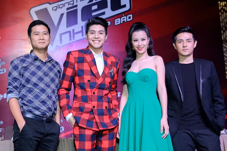 Đông Nhi xinh đẹp, gợi cảm trong bộ đầm cúp ngực màu xanh còn Ông Cao Thắng lịch lãm trong bộ vest đen.