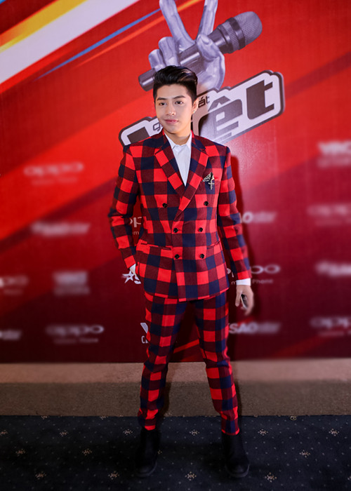 Buổi họp báo còn có sự tham gia của ca sĩ Noo Phước Thịnh. Anh nổi bật trong bộ vest kẻ caro đỏ đen.