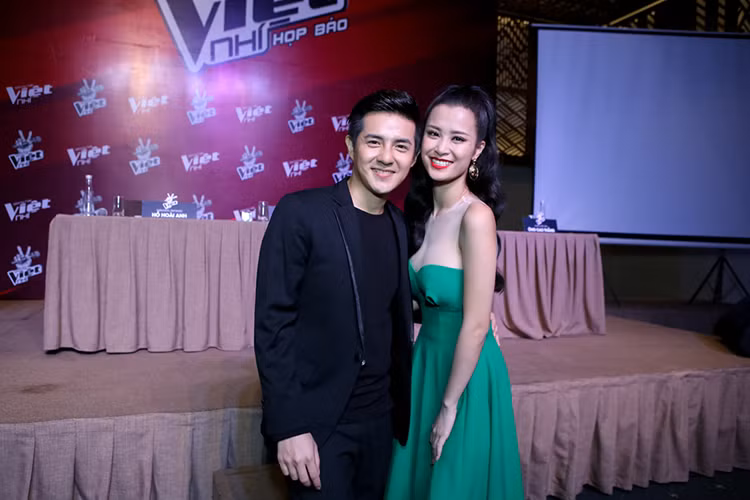 “Cặp đôi vàng của showbiz” rạng rỡ tại buổi họp báo chương trình The Voice Kids 2016.