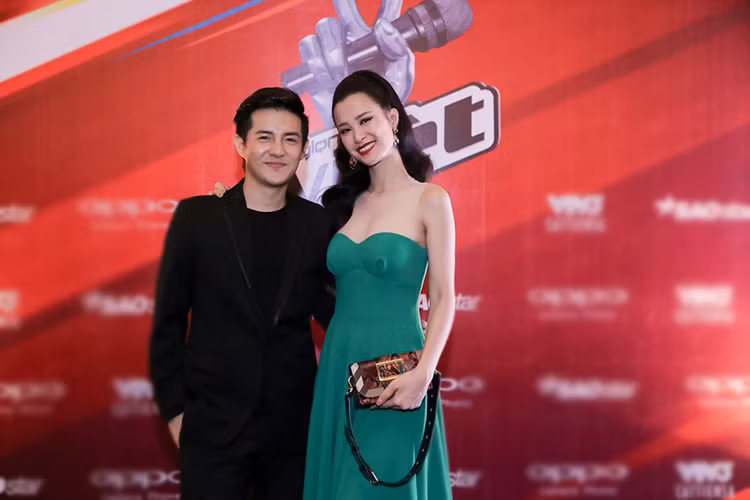 Sáng nay (15/7), cặp đôi Đông Nhi - Ông Cao Thắng tham gia buổi họp báo The Voice Kids 2016 (Giọng hát Việt nhí).