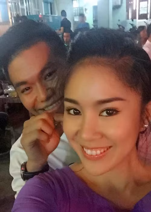 Tuy Lê Phương giấu danh tính bạn trai nhưng một số người hâm mộ tinh ý nhận ra người đàn ông bí ẩn của cô là ca sĩ Phạm Trung Kiên. 