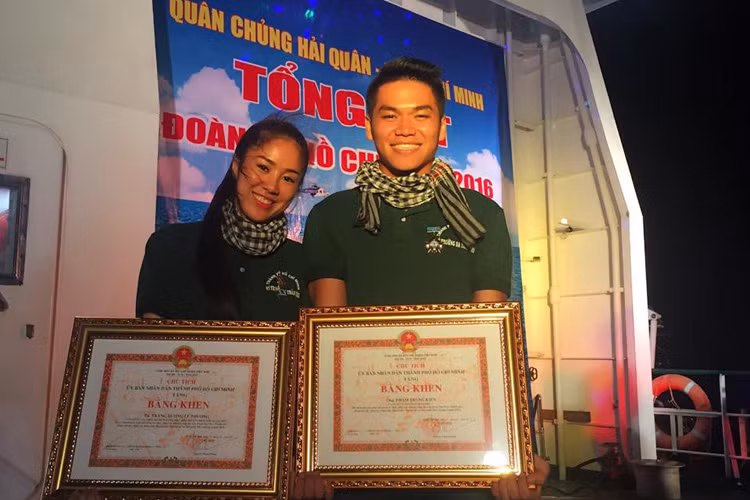 Hình ảnh Lê Phương và Phạm Trung Kiên trong một chuyến đi ra Trường Sa. Được biết, Phạm Trung Kiên từng giành giải Nhất Tiếng hát truyền hình 2013. Anh từng theo học tại Nhạc viện TP HCM.