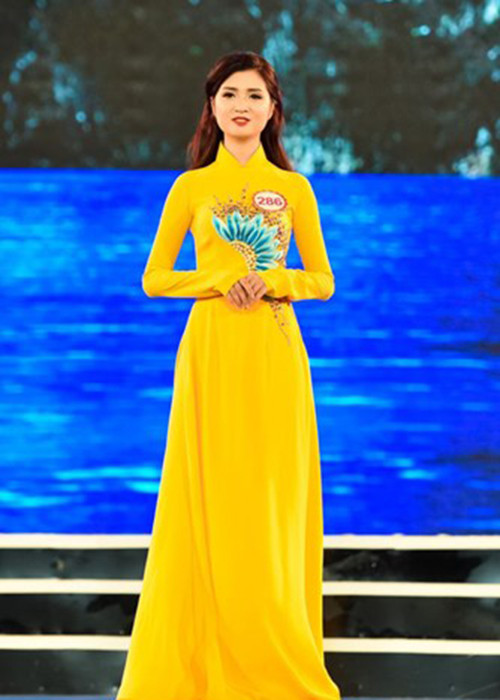 Người đẹp Quảng Ninh duyên dáng trong tà áo dài ở phần thi trang phục áo dài truyền thống.